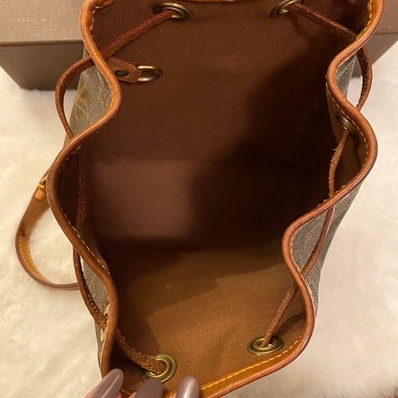 Louis Vuitton - Picture 6 of 9